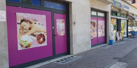 Uno dei centri massaggi visitato dai carabinieri