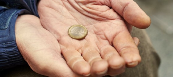 Accattonaggio vietato e sequestro del denaro, l’ordinanza del sindaco