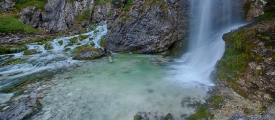 Bambino di Zoppola scivola in una pozza d'acqua naturale (© Adobe Stock | lucascalmati) Bambino di Zoppola scivola in una pozza d'acqua naturale (© Adobe Stock | lucascalmati)