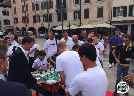 I giocatori dell'Udinese in piazza San Giacomo