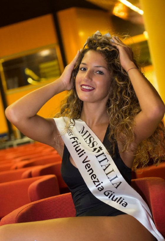 Maria Pappadà, la nuova Miss Friuli Venezia Giulia, sorridente con la sua fascia