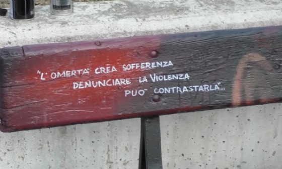 La panchina è completamente degradata a otto mesi di distanza