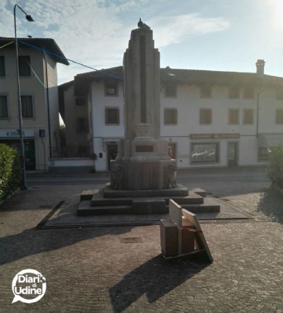 La lapide danneggiata a Cussignacco