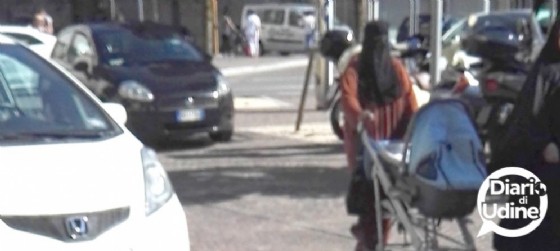 A passeggio per Udine con il niqab (© Diario di Udine) A passeggio per Udine con il niqab (© Diario di Udine)