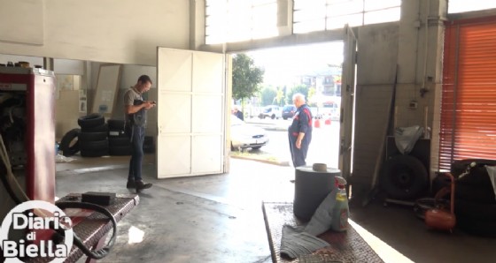 All'ingresso dell'officina, Franco Giordani, fondatore 40 anni fa dell'azienda