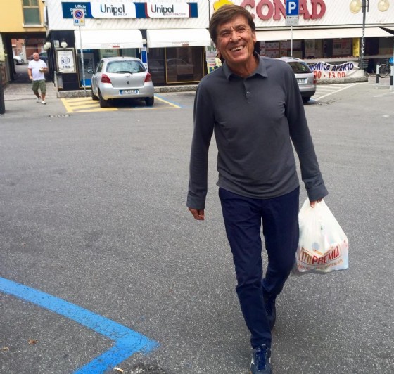 Gianni Morandi è finito di nuovo nell'occhio del ciclone dei social.