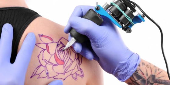 Cambiano le regole per tatuaggi e piercing in Fvg (© Adobe Stock) Cambiano le regole per tatuaggi e piercing in Fvg (© Adobe Stock)