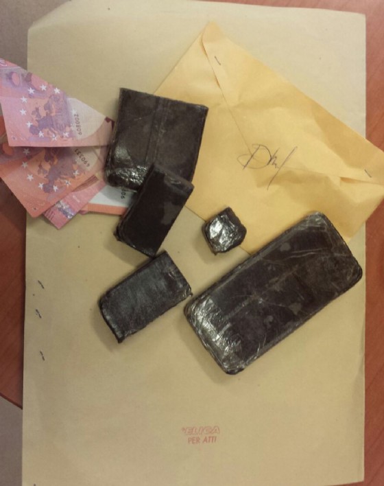 La droga recuperata dai carabinieri (© Carabinieri) La droga recuperata dai carabinieri (© Carabinieri)