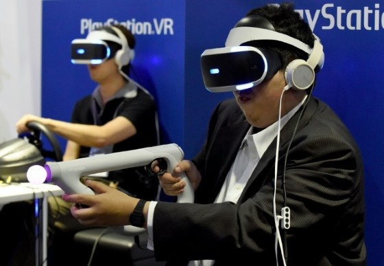 Sony's virtual reality headset will hit store shelves for the Christmas shopping season © Toru Yamanaka (AFP/File)