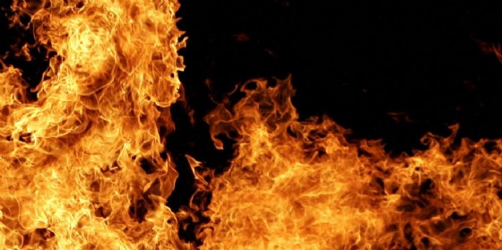 Uomo ferito da un ritorno di fiamma (© Adobe Stock) Uomo ferito da un ritorno di fiamma (© Adobe Stock)