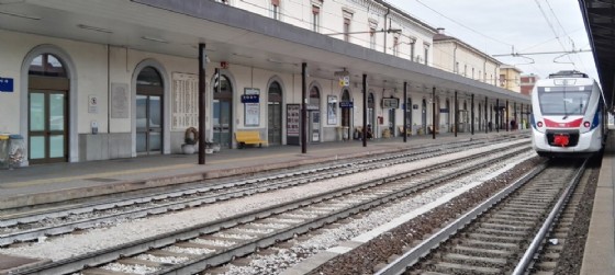 Tenta il suicidio buttandosi sotto al treno a Udine, ma sopravvive