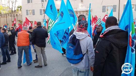 La protesta davanti a palazzo Torriani