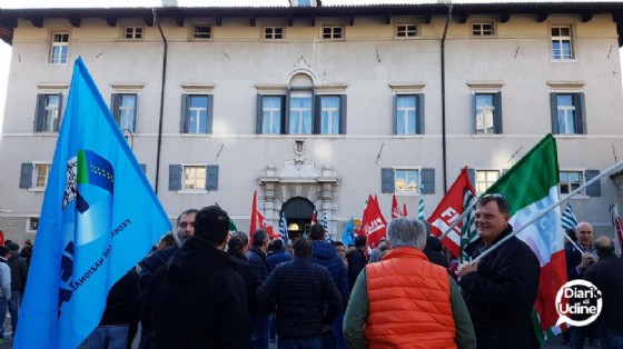 La protesta davanti a palazzo Torriani