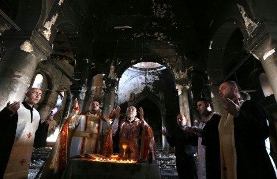 Archbishop Yohanna Petros Mouche (C) of Mosul leads a mass at the Church of the Immaculate Conception on October 30, 2016 in the town of Qaraqosh, 30 kms east of Mosul, after Iraqi forces recaptured it from the Islamic State © Safin Hamed (AFP)