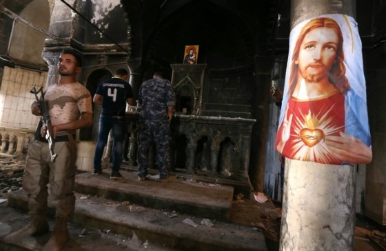 Iraqi Christian forces inspect the damage at the Church of the Immaculate Conception on October 30, 2016 in the town of Qaraqosh, 30 kms east of Mosul, after Iraqi forces recaptured it from the Islamic State © Safin Hamed (AFP)