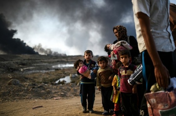 Iraqi families who were displaced by the ongoing operation by Iraqi forces against the Islamic State to retake the city of Mosul, are seen near Qayyarah on October 29, 2016 © Bulent Kilic (AFP)
