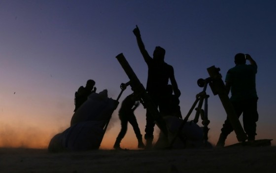 Fighters from the Free Syrian Army cheer and react as they fight against the Islamic State group jihadists on the outskirts of the northern Syrian town of Dabiq, on October 15, 2016 © Nazeer al-Khatib (AFP/File)
