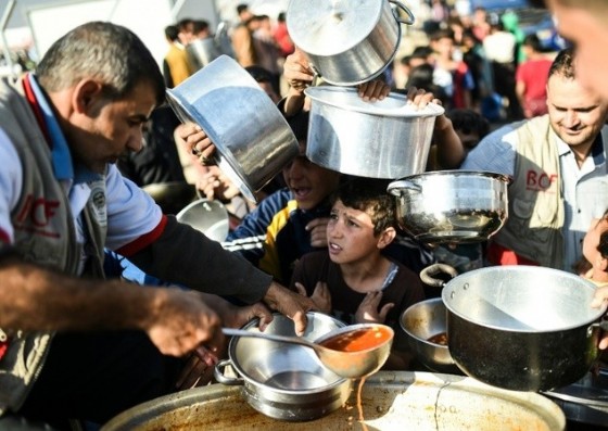 Displaced Iraqi boys wait to receive food at a refugee camp in the Khazir Region on November 5, 2016 © Bulent Kilic (AFP)