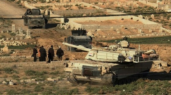An image grab taken from AFPTV shows an Iraqi forces vehicles holding a position on the edge of the Al-Karamah district of eastern Mosul on November 4, 2016, during a military operation to retake the city from the IS © Andrea Bernardi (AFP)