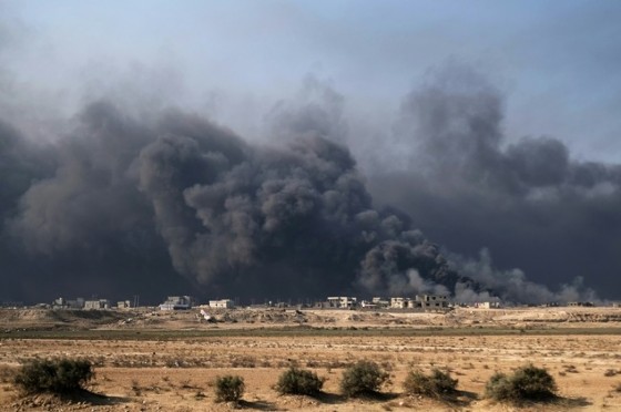 Smoke rises from burning oil wells in Qayyarah, on the outskirts of Mosul, on November 4, 2016 © Ahmad Mousa (AFP)