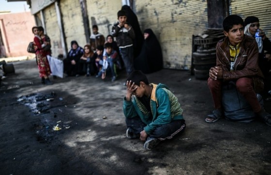 Iraqi families -- displaced by the ongoing operation by special forces to retake Mosul from Islamic State group jihadists -- wait to board a truck before heading to camps near Gogjali, on November 4, 2016 © Bulent Kilic (AFP)