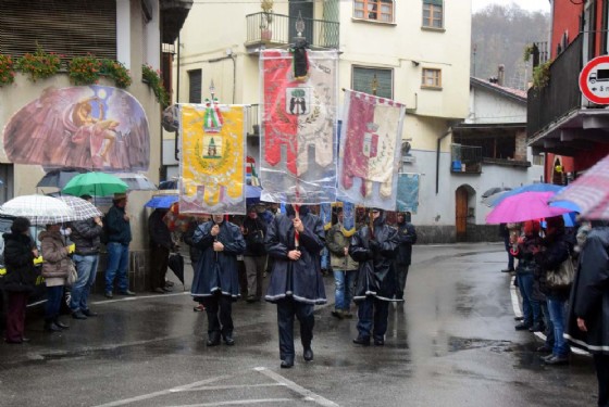 Gonfaloni per testimoniare la vicinanza delle istituzioni