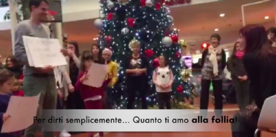 Vuoi sposarmi? La proposta a dir poco emozionante a 'suon' di flash mob!
