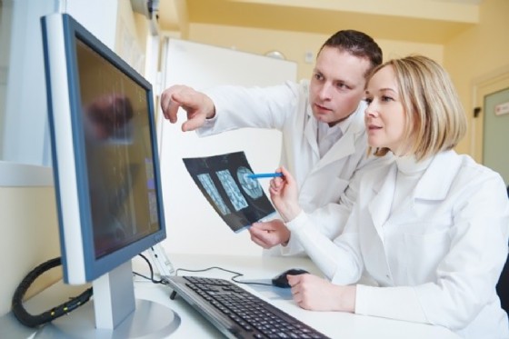 Giovani ricercatori che operano nella ricerca oncologica (© Adobe Stock) Giovani ricercatori che operano nella ricerca oncologica (© Adobe Stock)