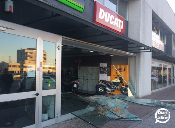 La vetrina infranta del negozio Ducati