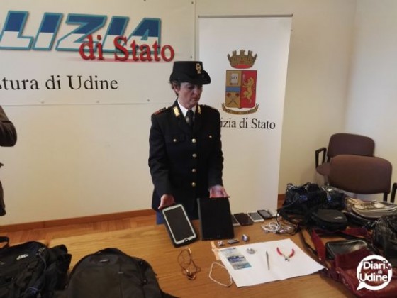 La refurtiva delle rapine alle auto ferme in coda in città