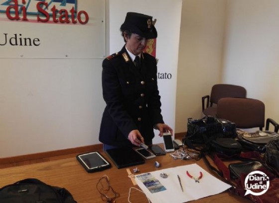 La refurtiva delle rapine alle auto ferme in coda in città