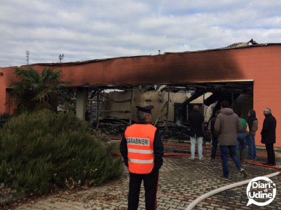 Il Catas distrutto dall'incendio (© Diario di Udine) Il Catas distrutto dall'incendio (© Diario di Udine)