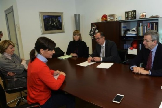 Debora Serracchiani, Presidente della Regione Fvg, Maria Sandra Telesca, assessore regionale alla Salute e Integrazione sociosanitaria, alla firma del direttore generale di Egas Massimo Romano (© Foto ARC Montenero) Debora Serracchiani, Presidente della Regione Fvg, Maria Sandra Telesca, assessore regionale alla Salute e Integrazione sociosanitaria, alla firma del direttore generale di Egas Massimo Romano (© Foto ARC Montenero)