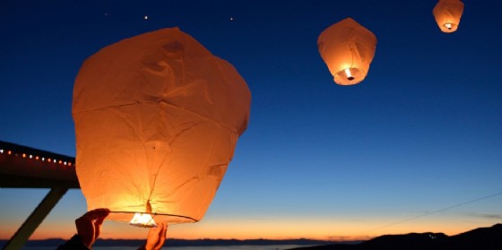 Sconsigliato l'uso di lanterne cinesi e fuochi d'artificio