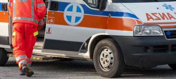 24 enne si schianta contro un albero in via Salata. È gravissima