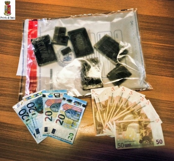 La droga e i soldi sequestrati