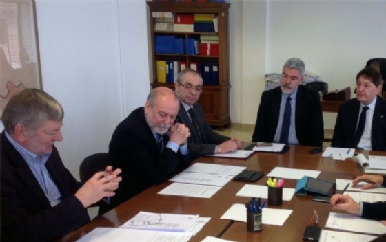 L'assessore Paolo Panontin e il senatore Lodovico Sonego al vertice sulle paratoie della Diga di Ravedis, all'Ufficio del Genio civile (© Foto ARC Liberti) L'assessore Paolo Panontin e il senatore Lodovico Sonego al vertice sulle paratoie della Diga di Ravedis, all'Ufficio del Genio civile (© Foto ARC Liberti)