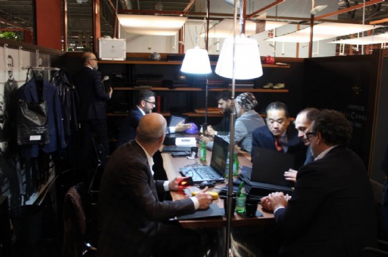 Buyers e venditori nello stand di Milano Unica Lanifico F.lli Cerruti
