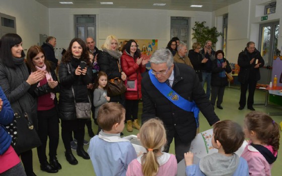 Taglio del nastro per l'area giochi della scuola