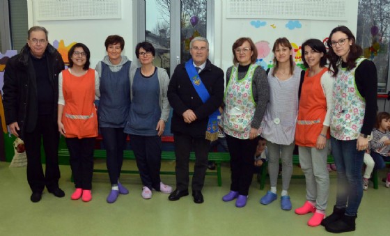 Taglio del nastro per l'area giochi della scuola