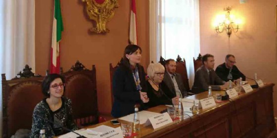 Sara Vito e Debora Serracchiani alla sottoscrizione della dichiarazione d'intenti per il "contratto di fiume" del Natisone, nella Sala consiliare del Municipio, Cividale (© Regione Friuli Venezia Giulia) Sara Vito e Debora Serracchiani alla sottoscrizione della dichiarazione d'intenti per il "contratto di fiume" del Natisone, nella Sala consiliare del Municipio, Cividale (© Regione Friuli Venezia Giulia)
