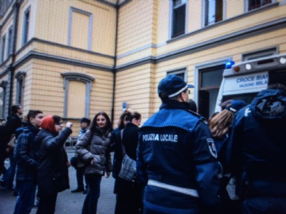 Incendio nella scuola elementare Giovanni Pascoli in zona Pagano a Milano, 8 febbraio 2017
