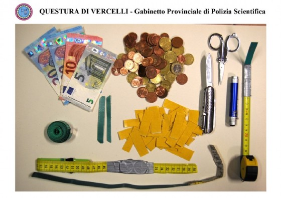 Oggetti e denaro sequestrati all'uomo