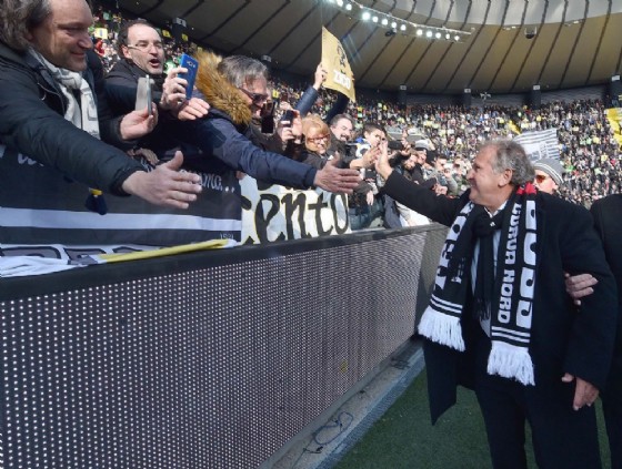 Zico saluta i tifosi dello stadio Friuli