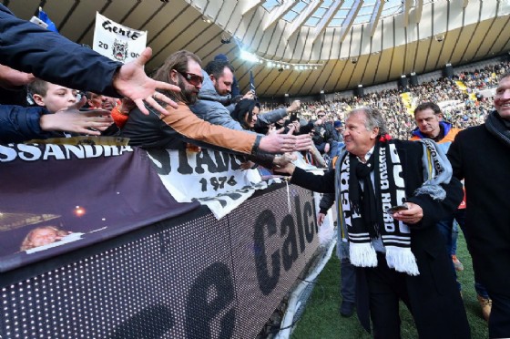 Zico saluta i tifosi dello stadio Friuli