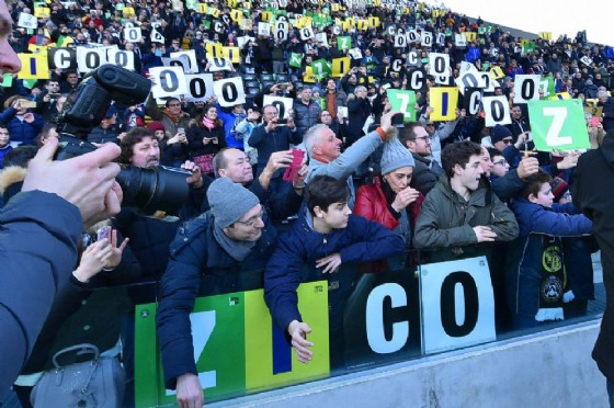 Zico saluta i tifosi dello stadio Friuli