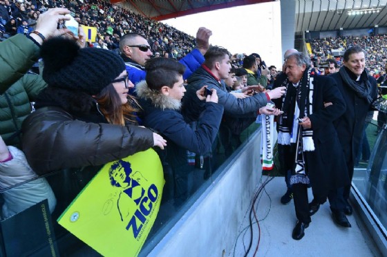 Zico saluta i tifosi dello stadio Friuli