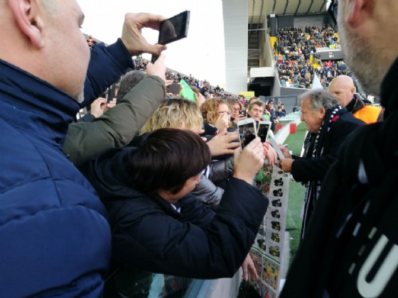 Zico saluta i tifosi dello stadio Friuli