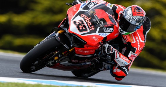 Marco Melandri in azione sulla sua Panigale R nei test di Phillip Island