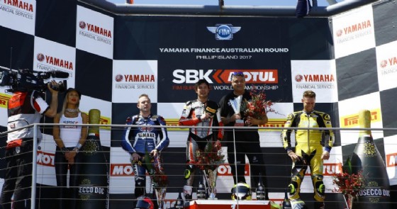 Roberto Rolfo sul gradino più alto del podio della Supersport a Phillip Island